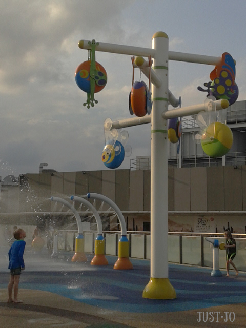 A waterpark on top of a shopping centre!?! Where was this when I was a kid. 